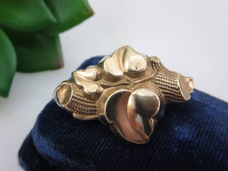 Victorian Schmuck Brosche - Zweig Mit Blättern, Gold Washed Victorian Schmuck Brosche - Zweig Mit Blättern, Gold Washed von VintageInBloom