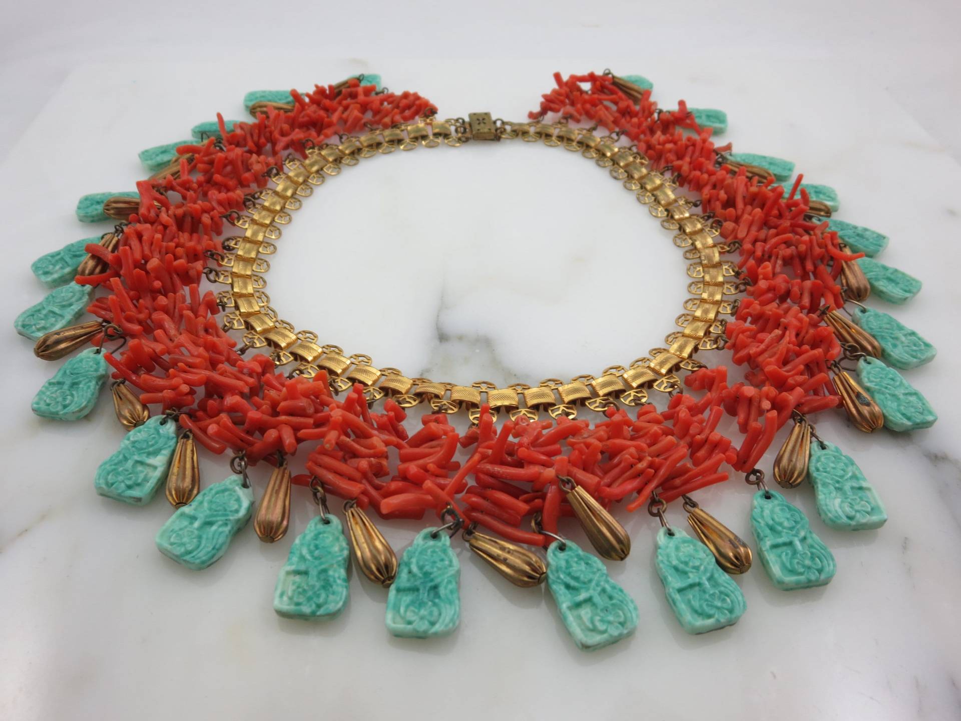 Vintage Ast-Koralle-Fransen-Halskette Grünes Pekinger-Glas & Messing von VintageInBloom