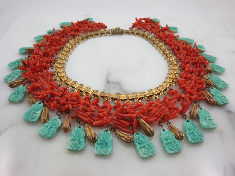 Vintage Ast-Koralle-Fransen-Halskette Grünes Pekinger-Glas & Messing von VintageInBloom