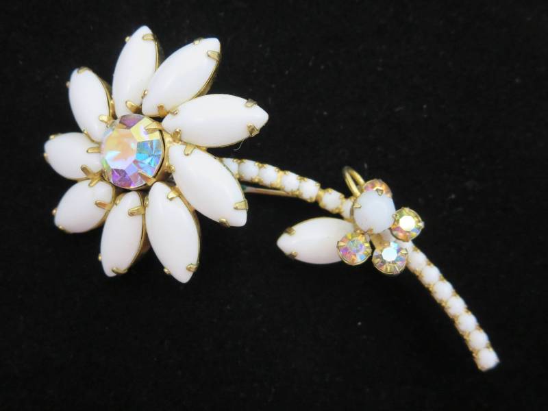 Vintage Ovale Strass Brosche Milchglas Gänseblümchen Blume Modeschmuck von VintageInBloom