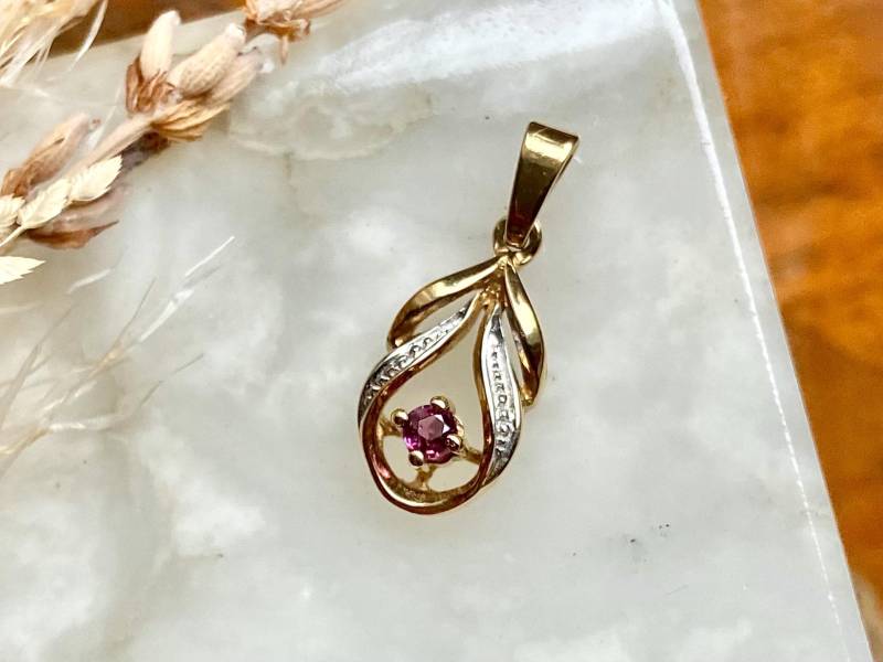Vintage Anhänger 333 Gold Mit Rubin Um 1960 // Antik Mid-Century Retro Klassisch Kette Collier Erbstück Filigran Zierlich von VintageInMay