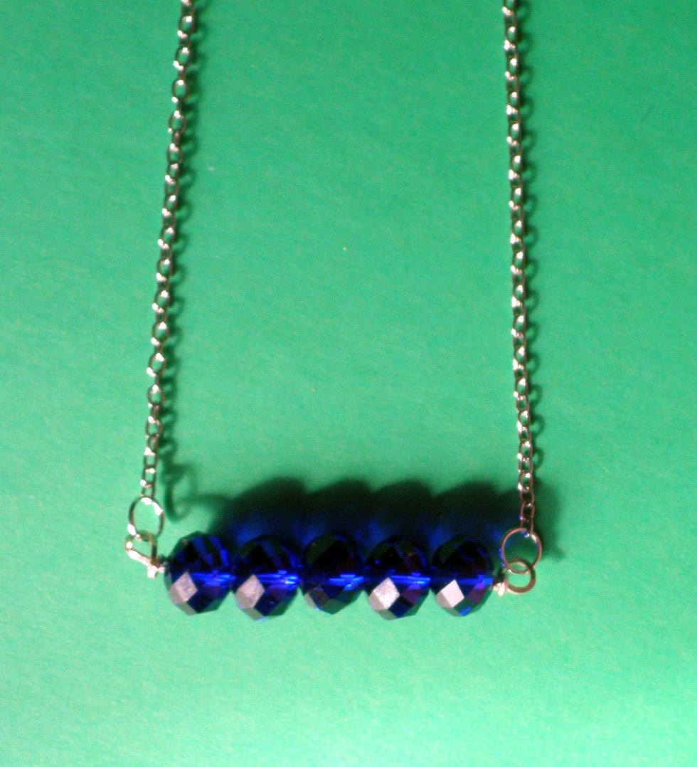 Saphir-Halskette, Blau Facettierten Kristall Anhänger Halskette, Für Das Mädchen Mit Blauen Augen Saphir-Halskette, Blau Facettierten Kristall Anhänger Halskette, Für Das Mädchen Mit Blauen Augen von VintageIrishDresser