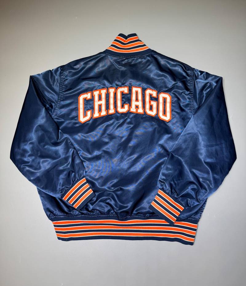 Wilhelm Jacke Chicago Bears Nfl Satin Varsity Bomber Vintage Starter 80S Made in Usa Größe 48 Wilhelm Jacke Chicago Bears Nfl Satin Varsity Bomber Vintage Starter 80S Made in Usa Größe 48 von VintageJamCZ