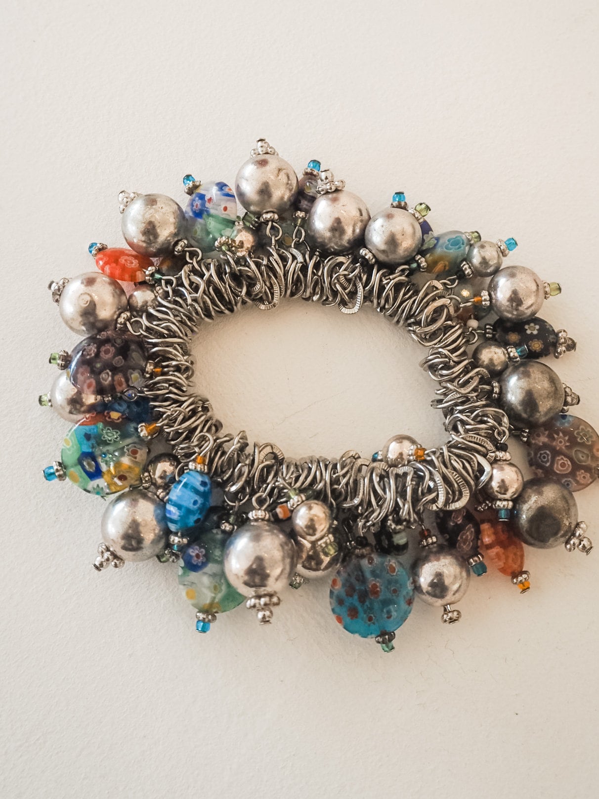 Vintage Bettelarmband, Silber Metall & Millefiori Armband, Boho Perlenarmband, Modeschmuck Vintage Bettelarmband, Silber Metall & Millefiori Armband, Boho Perlenarmband, Modeschmuck von VintageJewelOutlet