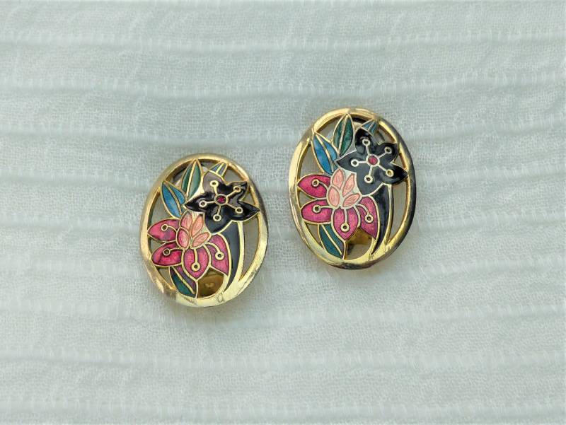 Fisch Cloisonné Emaille Ohrclips, Preiselbeerrosa & Dunkelblaue Blumen in Einem Großen Gold Ovalen Rahmen, Vintage 1980Er Jahre von VintageJewelleryFun