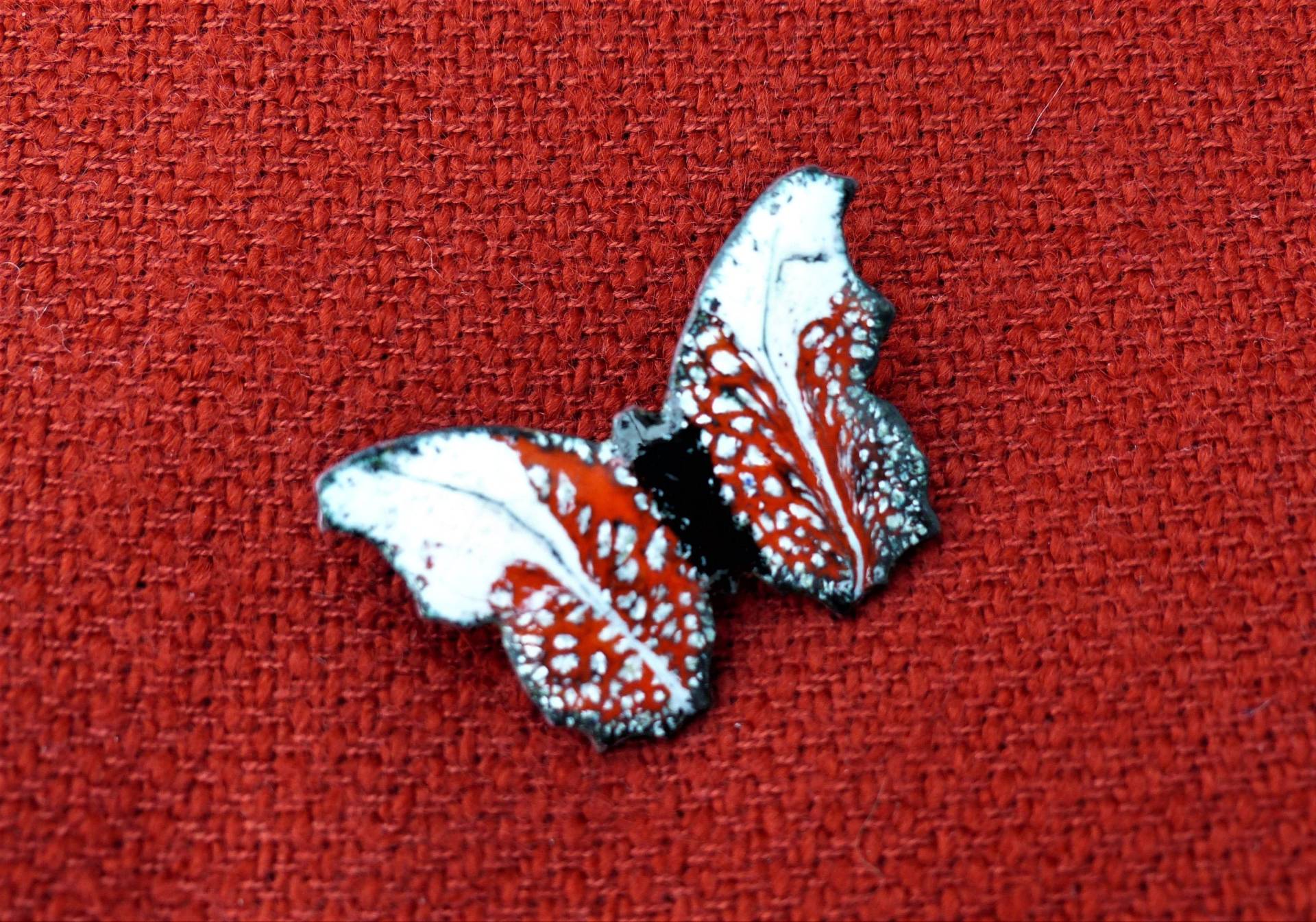 Vintage 1970Er Jahre Rot, Schwarz & Weiß Emaillierte Kupfer Schmetterling Brosche von VintageJewelleryFun