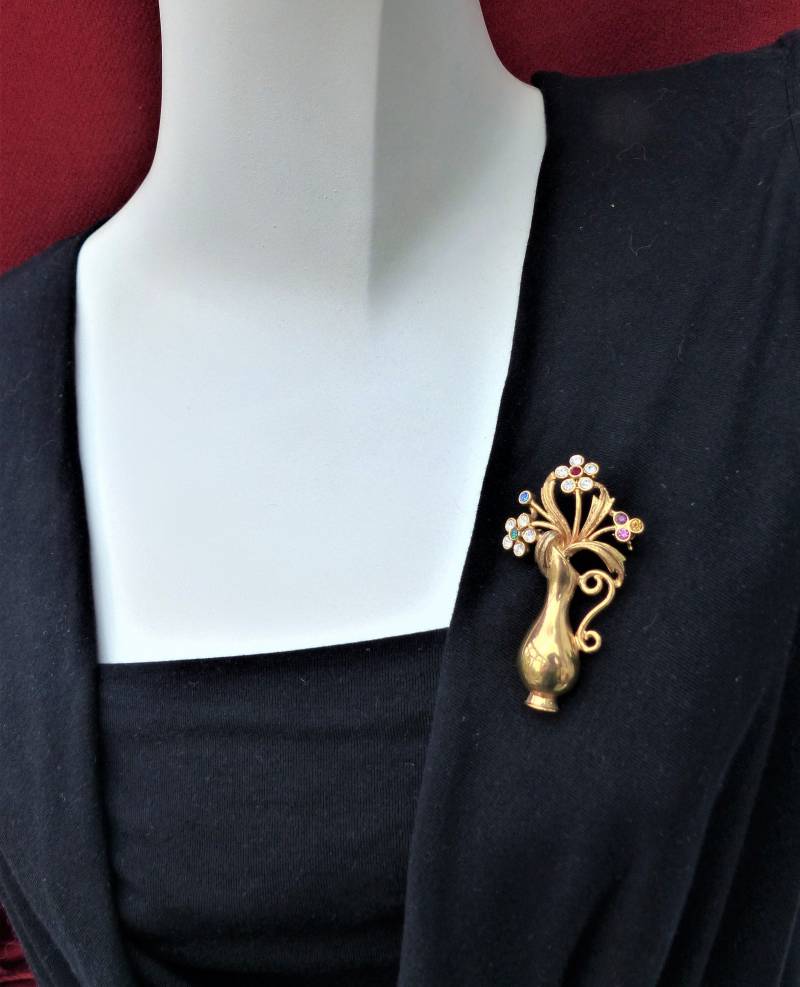 Vintage 1980Er Retro 40Er Stil Vergoldeter Diamanté Wasserkrug Mit Blumen Brosche von VintageJewelleryFun