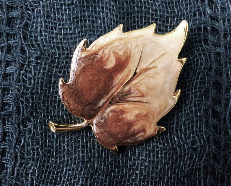 Vintage 1980S Creme & Braune Emaillierte Blatt Brosche von VintageJewelleryFun