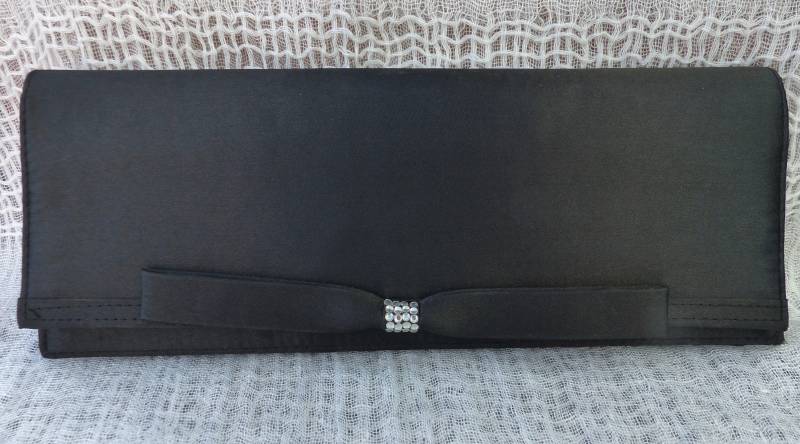 Vintage 1990Er Jahre Schwarze Flache Abendtasche Aus Satin Mit Rotem Satinfutter & Schlangenkettengurt von VintageJewelleryFun