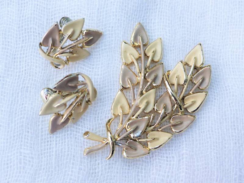 Vintage Jewelcraft Blatt Brosche Und Ohrclips Champagner-Gold Emaille Demi-Parure von VintageJewelleryFun