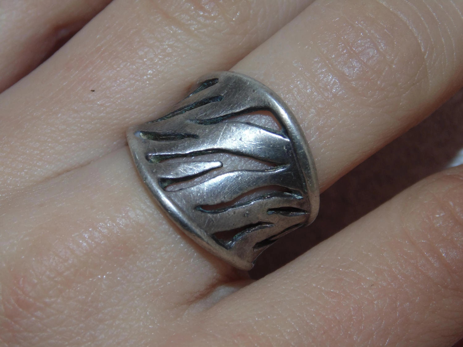 Vintage Estate Sterling Silber Gorgeous Ausschnitt Nature Lines Wide Front Ring Us Größe 6.5 925 Schmuck Uk N 1/2 von VintageJewelryEden