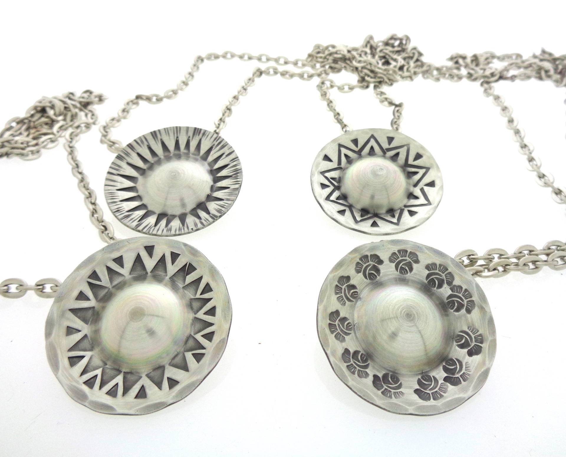 Jyde Kunst Handgefertigte Zinnanhänger Ø 40 Mm, Dänemark 1960Er Jahre - Mit Kette von VintageJewelryNL