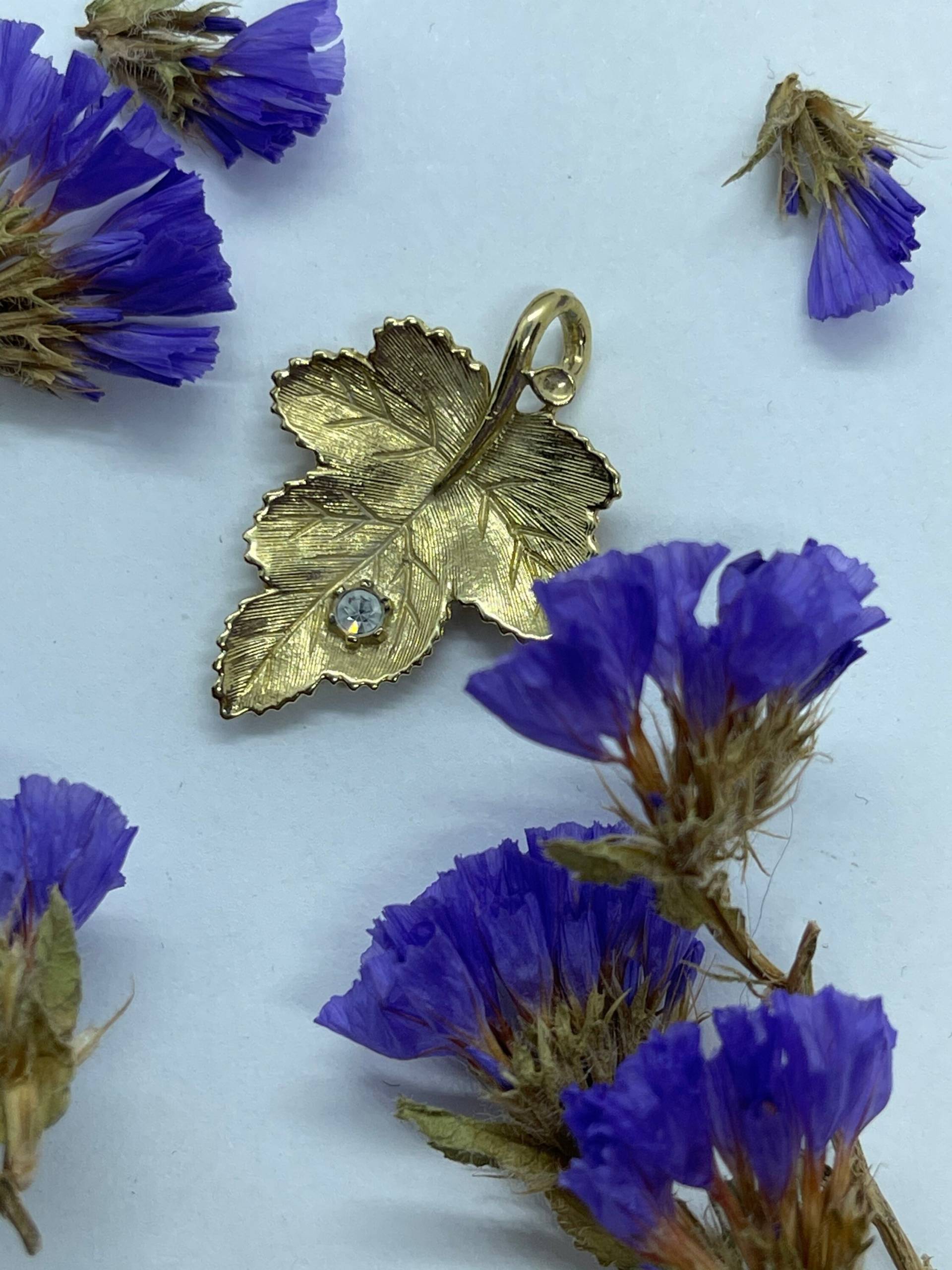 Antik Vintage Blatt Anhänger Mit Durchsichtigen Stein, Amulette, Glücksbringer von VintageLaRetro