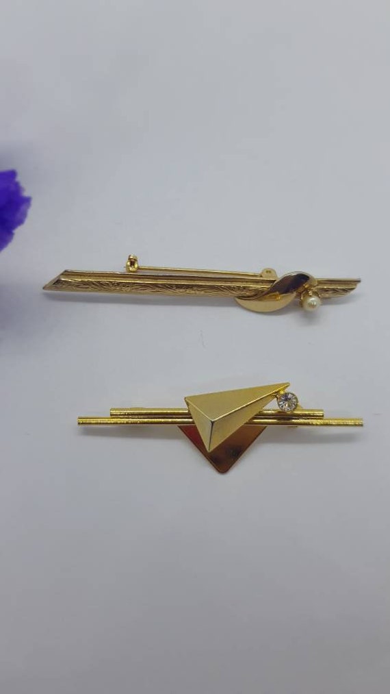 Hübsche Vintage Brosche, 70Er Jahre, Minimalistisch, in Goldene Farbe Mit Schmuckstein von VintageLaRetro