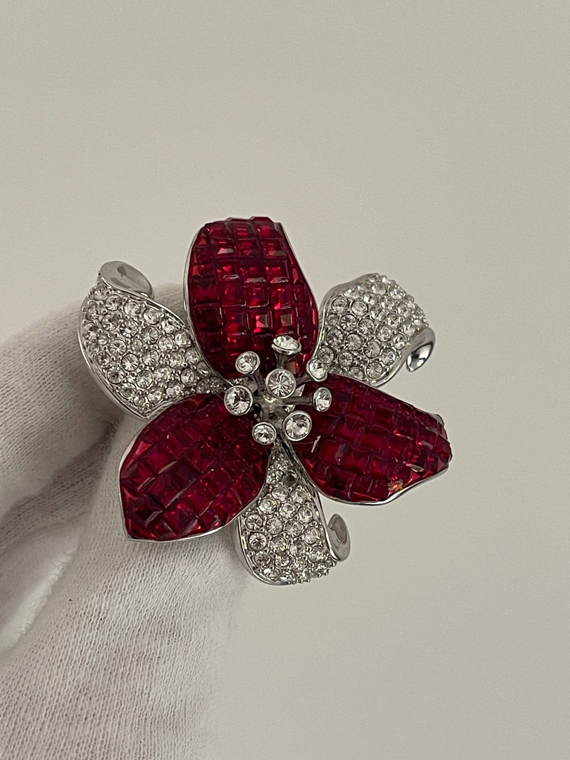 Vintage Brosche Blumen Form Kristallen Damen Schmuck von VintageLaRetro