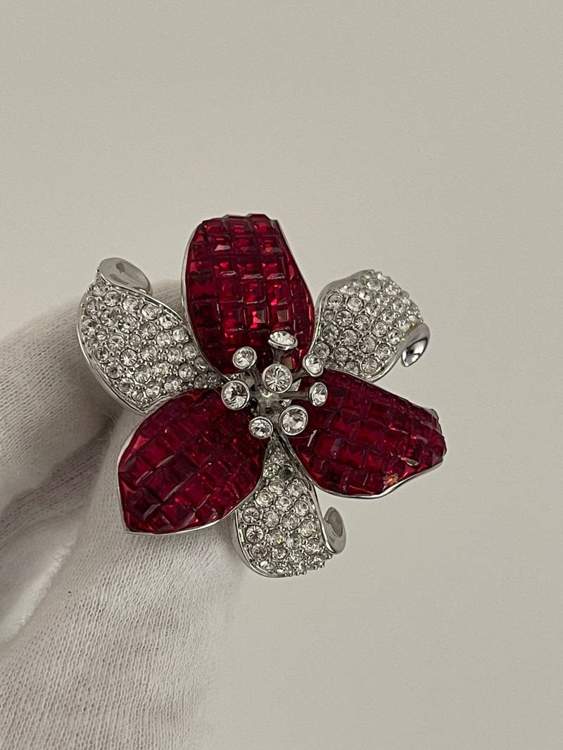 Vintage Brosche Blumen Form Kristallen Damen Schmuck von VintageLaRetro