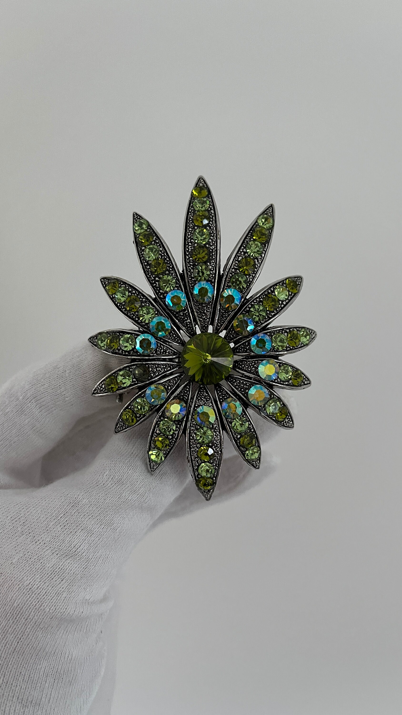 Vintage Brosche Mit Strass Kristallen von VintageLaRetro