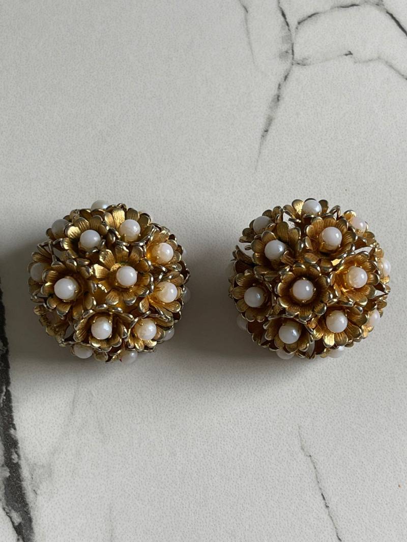 Vintage Ohrclips Blumen Form Perlen Italy von VintageLaRetro
