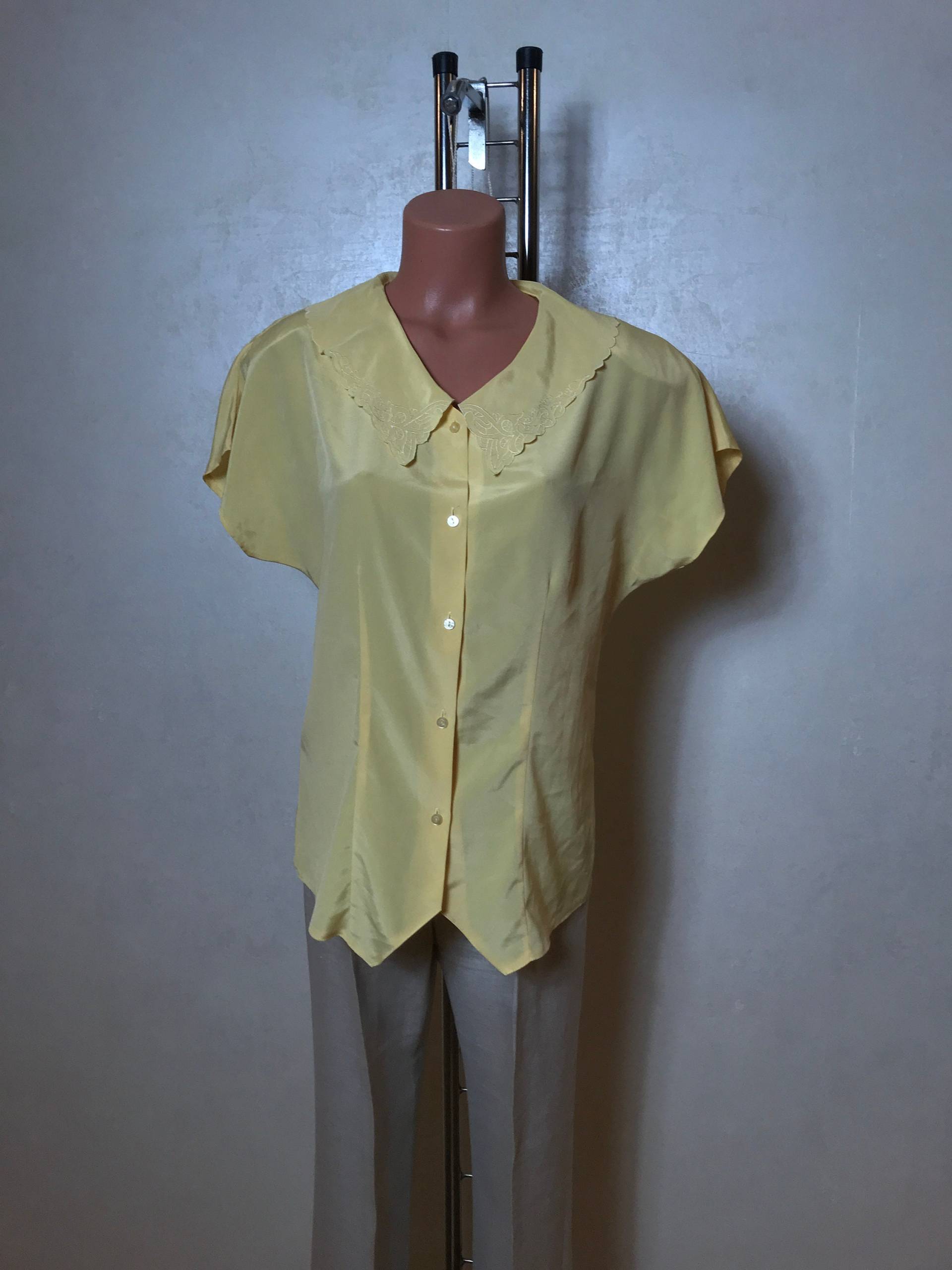 Gelbe Vintage-Damenbluse Mit Knopfleiste Vorne, Flacher Kragen Stickerei, Kurze Ärmel, Mittlere Größe C&a von VintageLabr