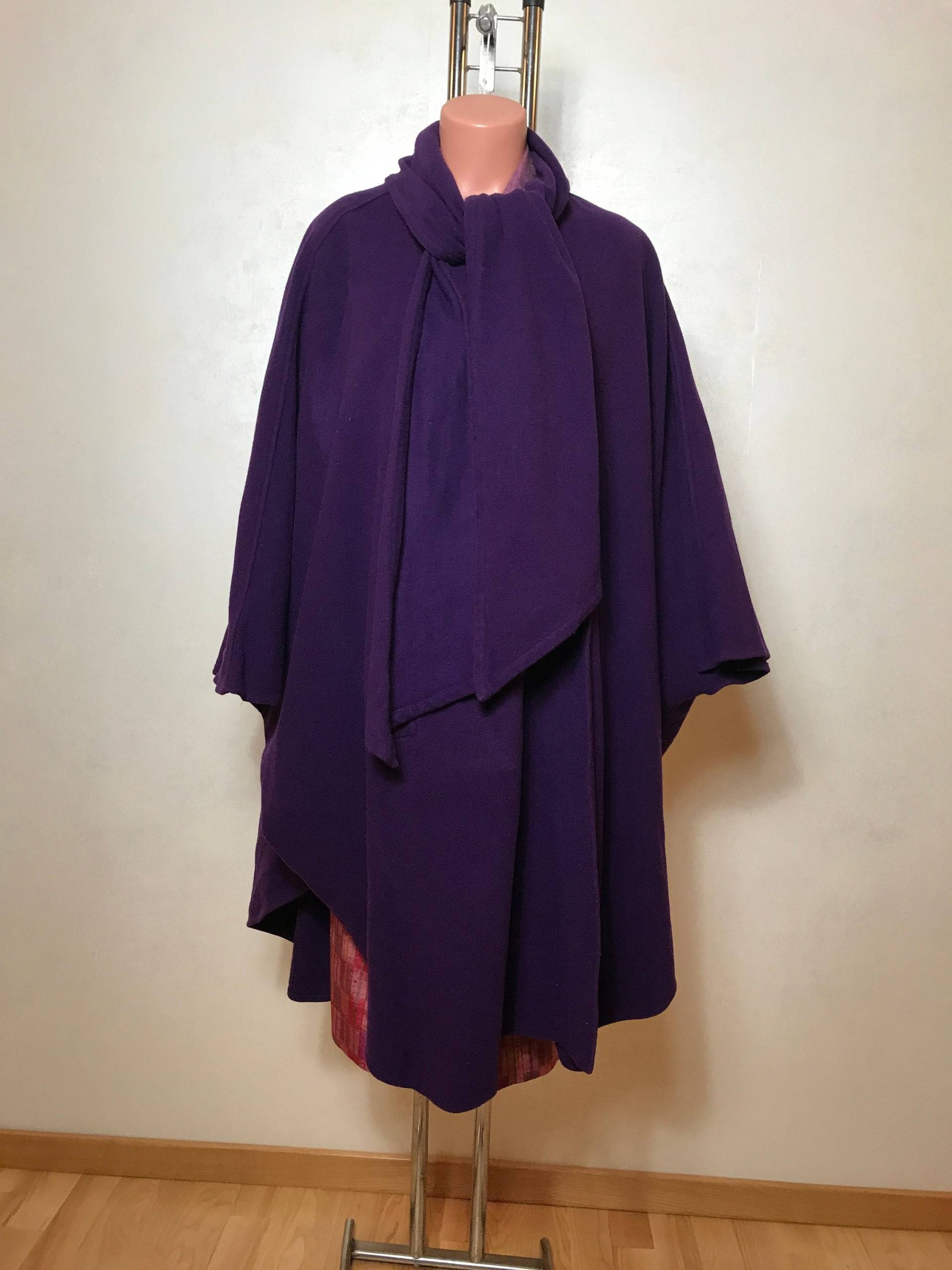 Lila Vintage Poncho Mantel Semi Circle Design, Doppelknopf Befestigung, Ärmellöcher, Zwei Taschen Großformat von VintageLabr