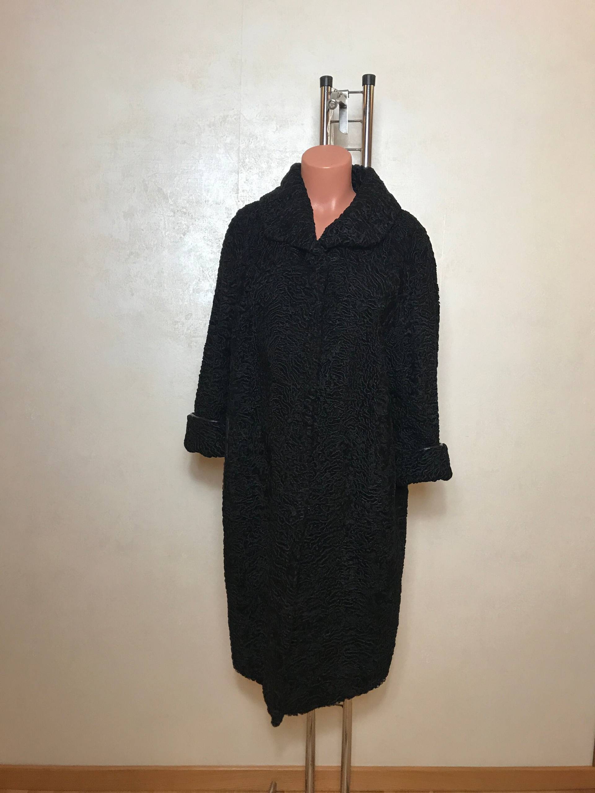 Schwarzer Vintage 70Er Fellmantel Mit Kragen, Zwei Taschen Und Metallbefestigung Warmer Wintermantel von VintageLabr