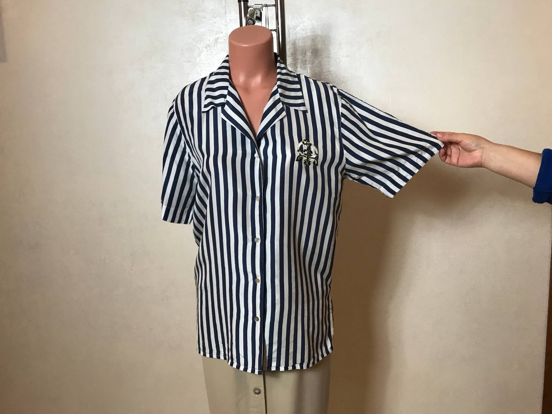 Seide Vintage 80Er Jahre Shirt, Gestreiften Druck in Weißen Und Marineblauen Farben, Lng-Länge, Kurze Ärmel, Kerbkragen, Mittlerer Größe von VintageLabr