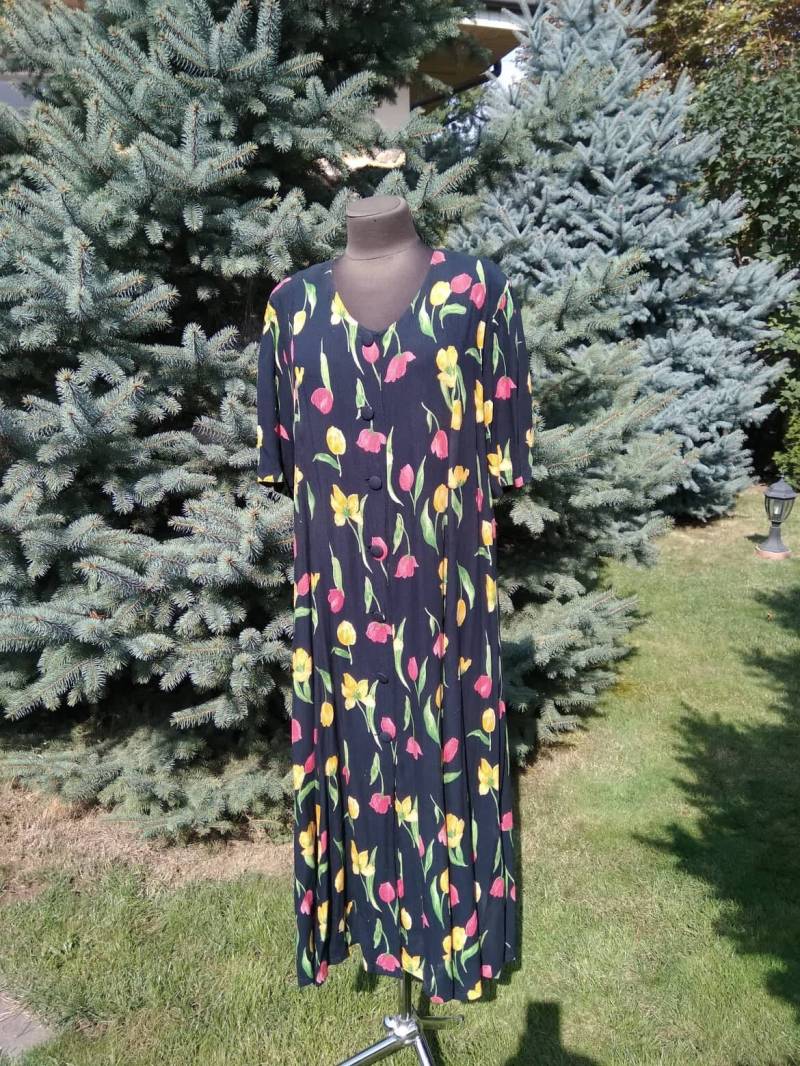 Vintage 70Er Jahre Midi-Kleid Mit Hellen Tulpe Druck Auf Marineblauen Hintergrund Und Knopf Vorne Große Größe von VintageLabr