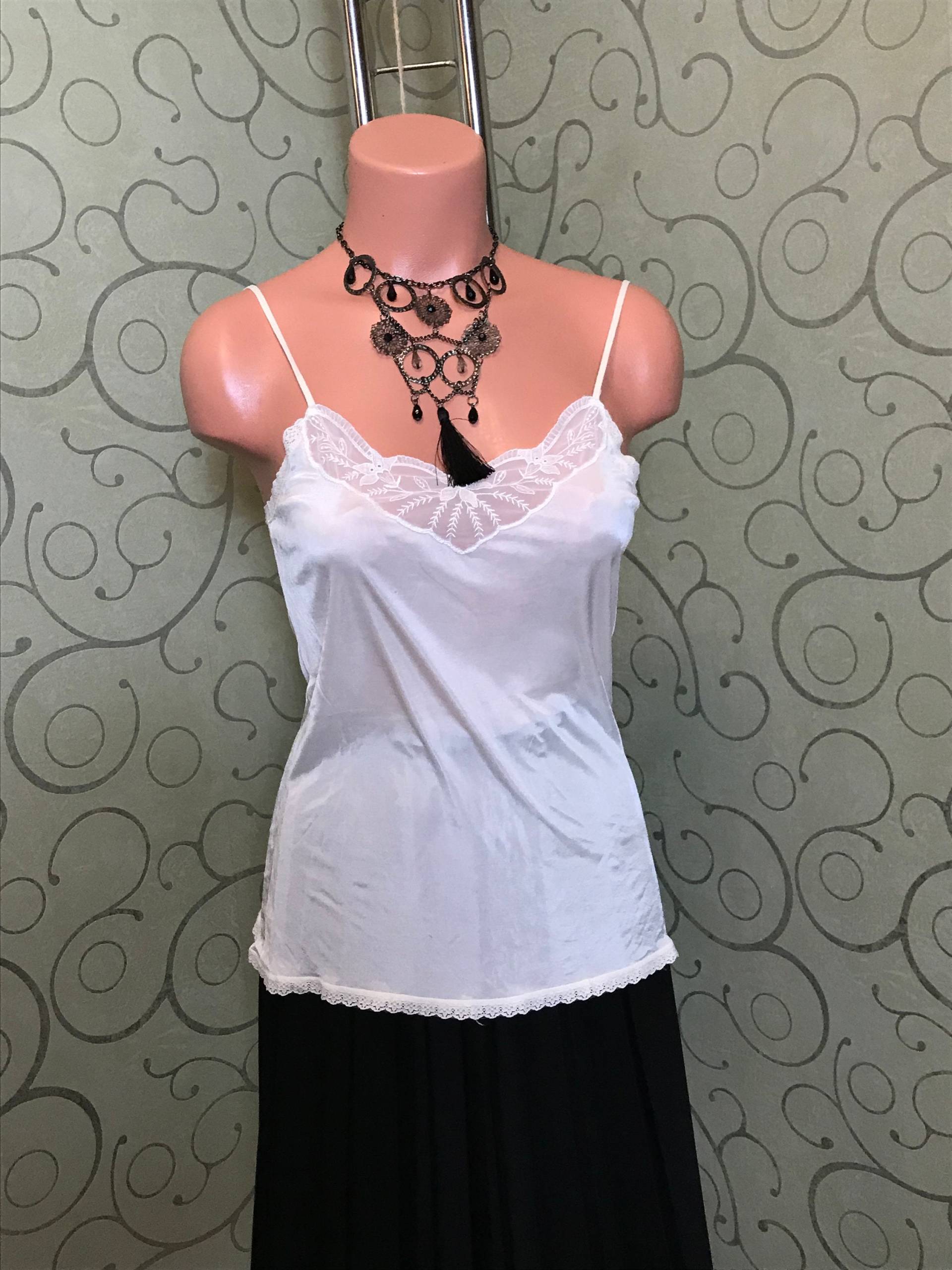 Weiße Zarte Trim Top Spitze Saum Dünne Riemen Schiere Floral Entrost Weiße Unterwäsche Mittlerer Größe von VintageLabr