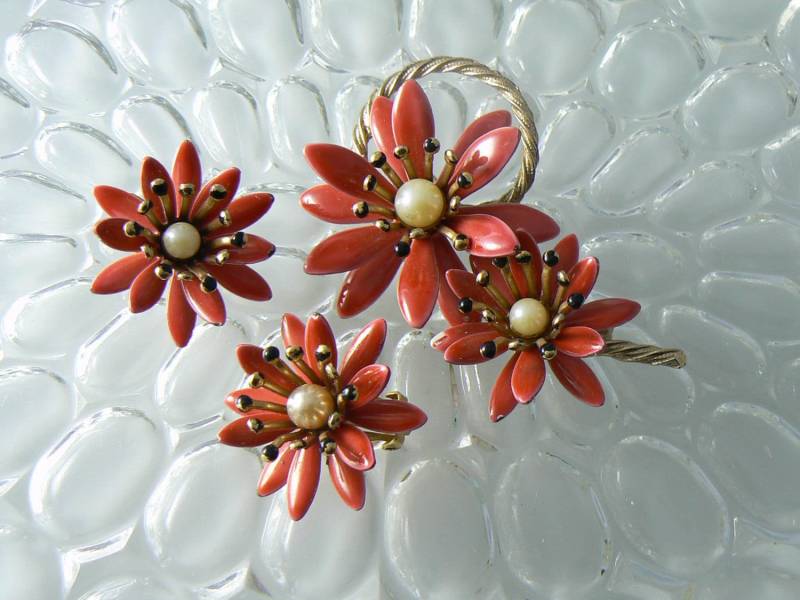 Judy Lee Vintage Rot Emaille Blumen Brosche Und Ohrring Set von VintageLaneJewelry