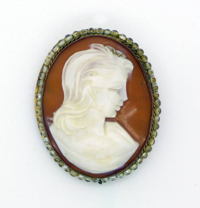 Vintage Hand Geschnitzt Shell Cameo Mit Kunstperlen von VintageLaneJewelry