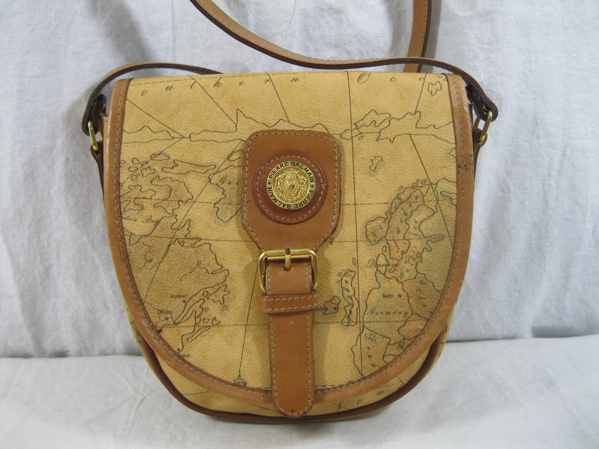Echte Vintage Pierre Balmain Weltkarte Satteltasche Crossbody Schnalle Klappe von VintageLeatherPurses