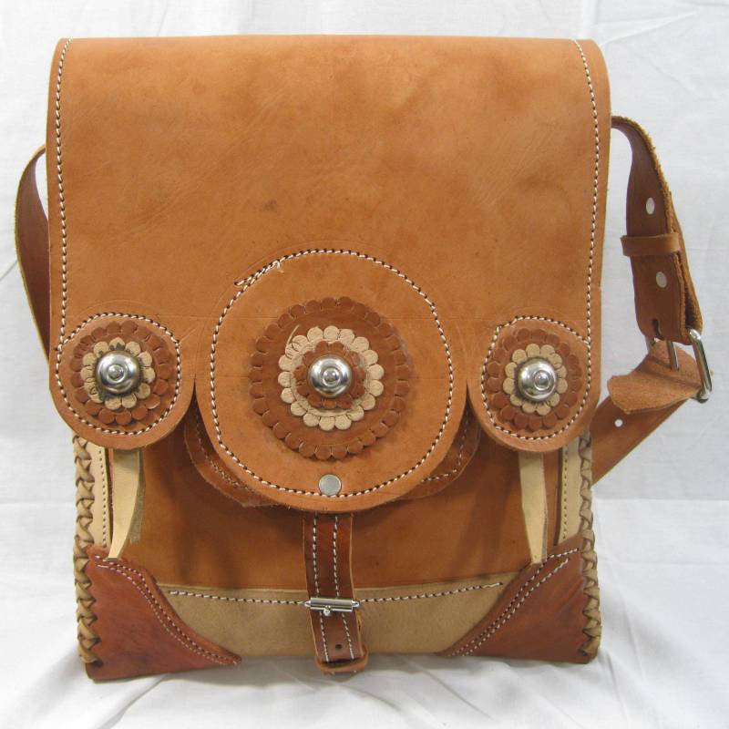 Echte Vintage Vachetta Lederklappe Schultertasche Mit Gewebten Blumen von VintageLeatherPurses