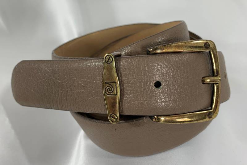 Echter Vintage Pierre Cardin Importierter Gefräster Rindsledergürtel, Größe 44 von VintageLeatherPurses