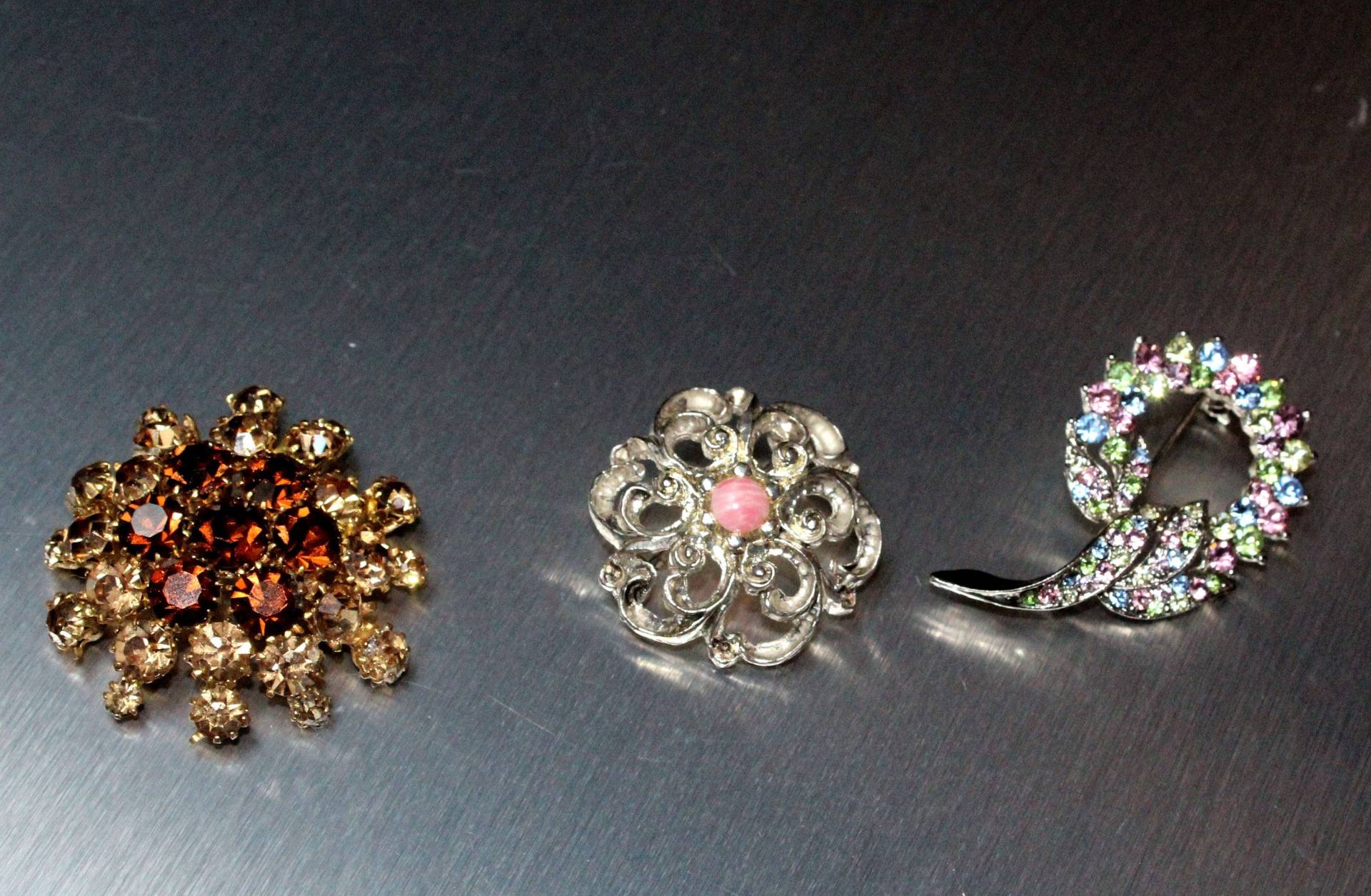 Vintage Broschen Aus 70Ern Art Deco Look Germany Vintage Broschen Aus 70Ern Art Deco Look Germany von VintageLifeStyl