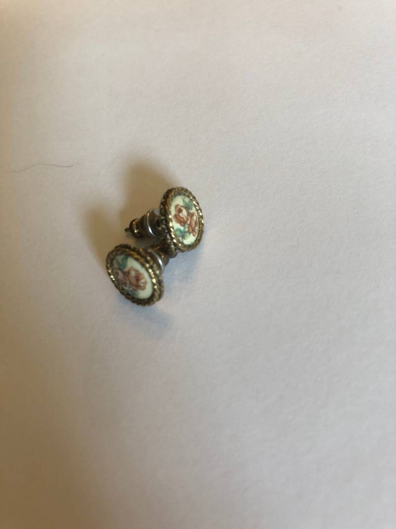 Vintage Gold-Ton Blumen Rose Ohrstecker Vintage Gold-Ton Blumen Rose Ohrstecker von VintageLilacFinds