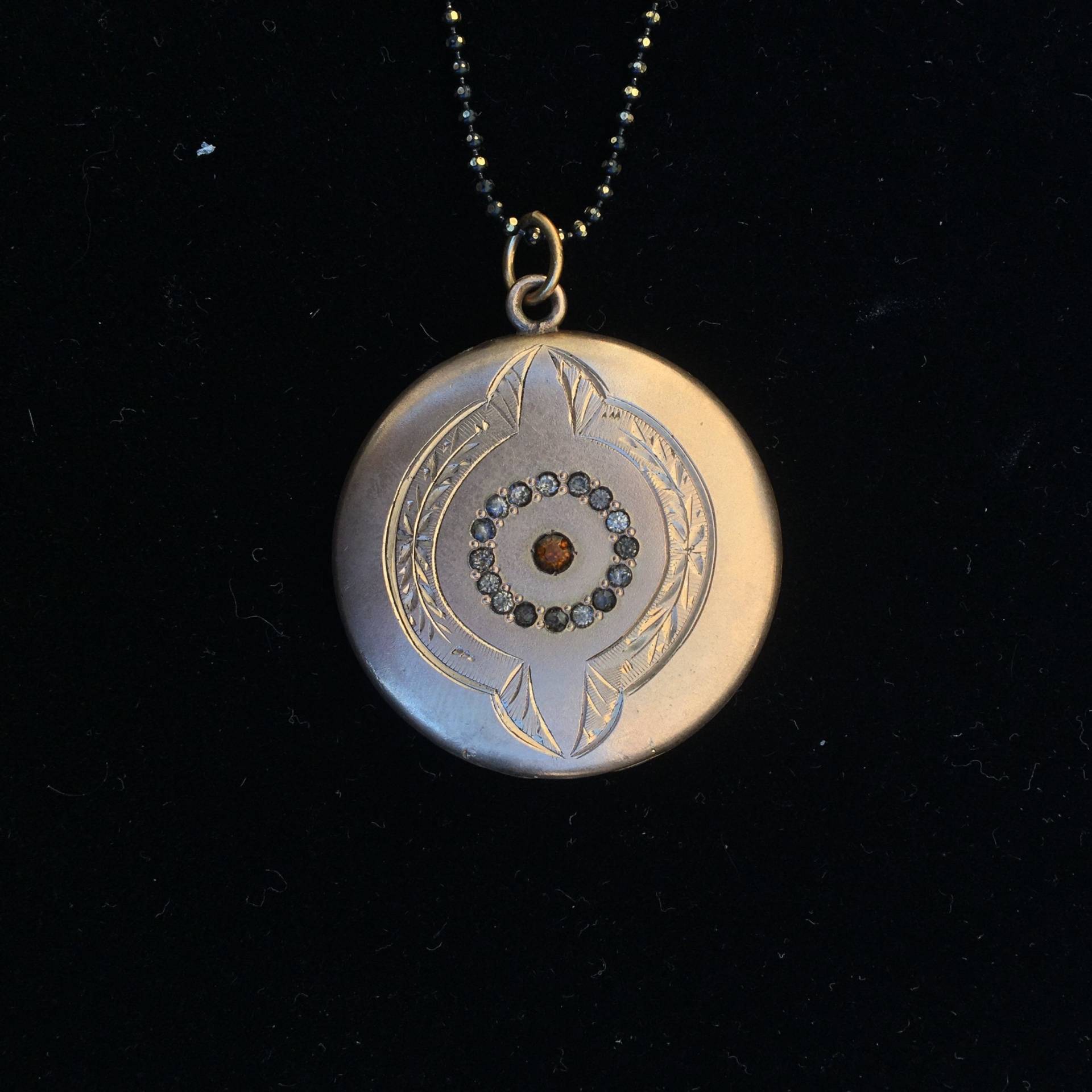 Einzigartiges Art Deco Gold-Gefülltes Medaillon Mit Ring Von Strasssteinen von VintageLocketsCo