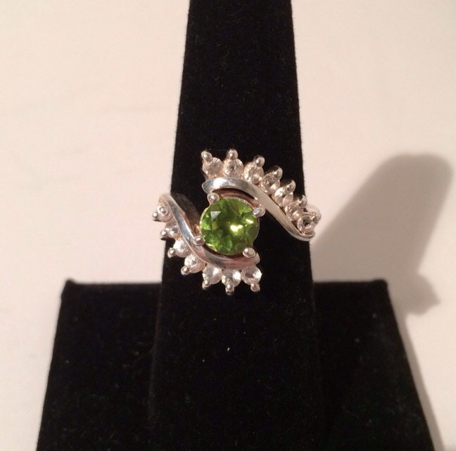 sterling Silber Ring 925 Heller Peridot Edelstein Mit 14 Kleinen Zirkonia von VintageLoveAntiques