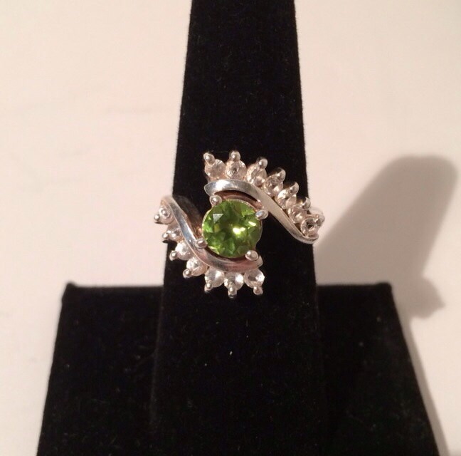 sterling Silber Ring 925 Heller Peridot Edelstein Mit 14 Kleinen Zirkonia sterling Silber Ring 925 Heller Peridot Edelstein Mit 14 Kleinen Zirkonia von VintageLoveAntiques