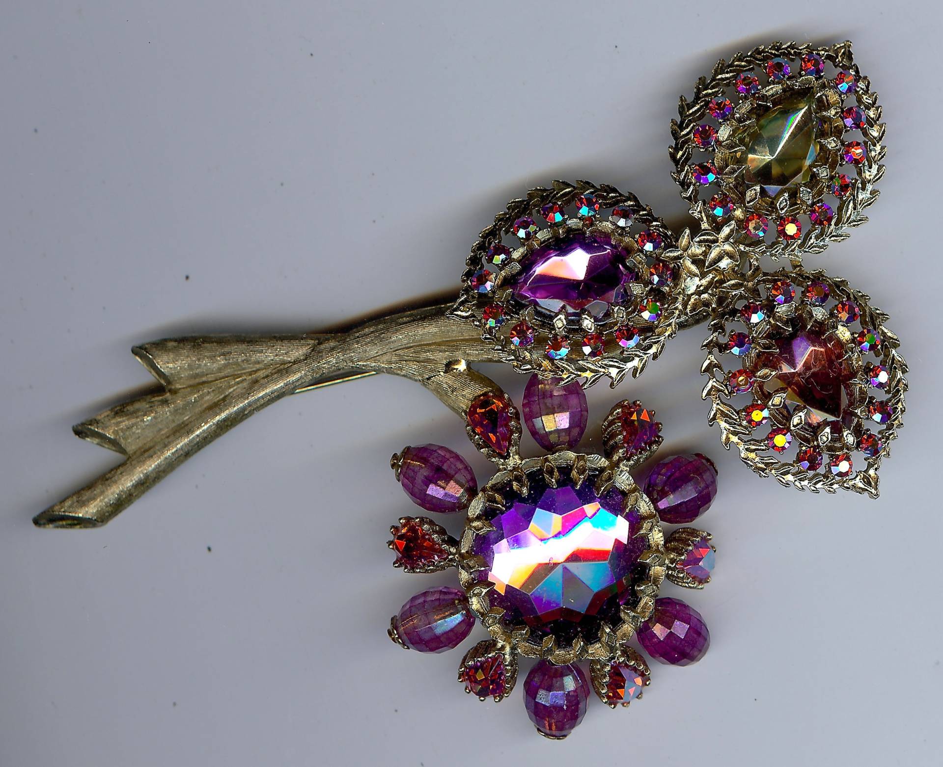 Amazing Designer Qualität Riesige 5" Vintage Lila Glas Strass Blumennadel von VintageLovedOne