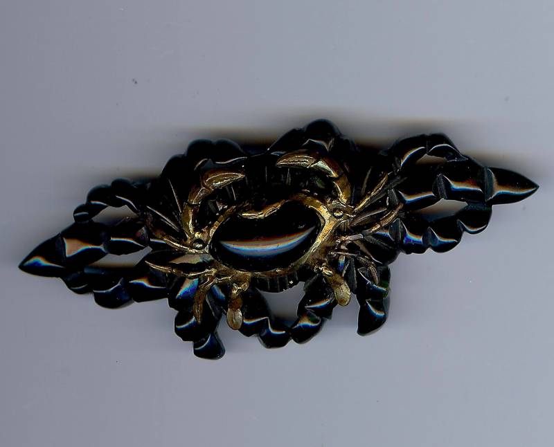 Grosse Vintage Geschnitzte Schwarze Bakelit & Metall-Krabbe Auf Krabbe-Pin-Brosche von VintageLovedOne
