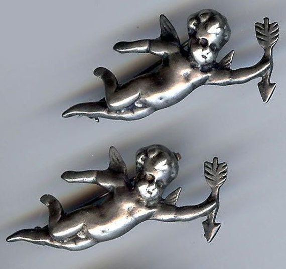 Paar Vintage Sterling Silber Dimensional Cupid Engel Mit Pfeilen Pin Brosche Paar Vintage Sterling Silber Dimensional Cupid Engel Mit Pfeilen Pin Brosche von VintageLovedOne