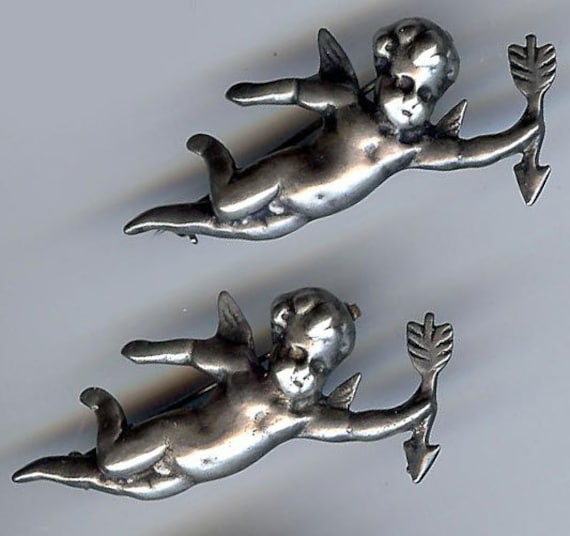 Paar Vintage Sterling Silber Dimensional Cupid Engel Mit Pfeilen Pin Brosche von VintageLovedOne