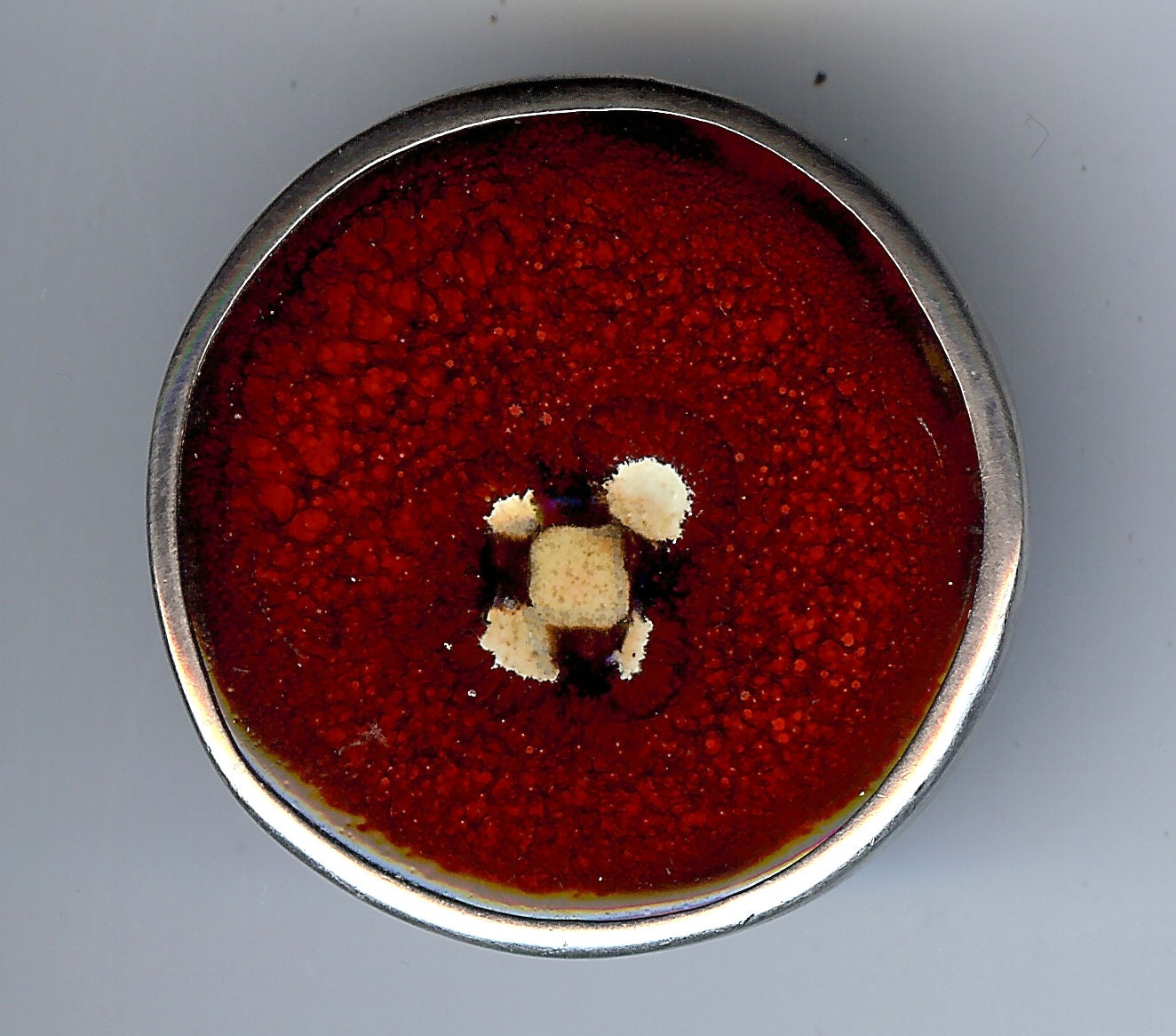 Signierte Vintage Modernist Hellrote Emaille Mit Explodierender Mittelnadel Oder Anhänger von VintageLovedOne