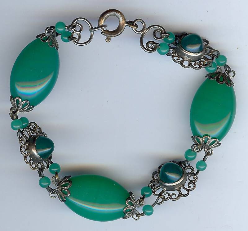 Vintage 1930S Armband Mit Verzierten Grünen Glas-Cabochons Und Verzierten Silberteilen von VintageLovedOne