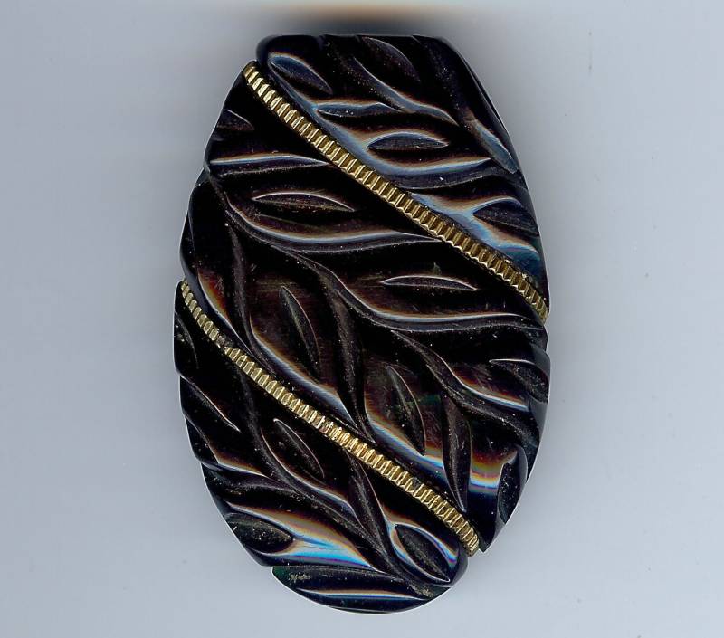 Vintage Blue Moon Bakelite Gemusterte Blattdesign Gold Trimm Vintage Dress Clip von VintageLovedOne