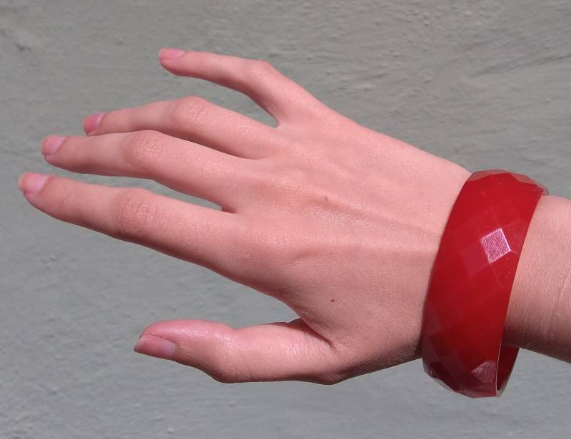Vintage Fackelte Rotes Bakelite Bangle Bracelet von VintageLovedOne