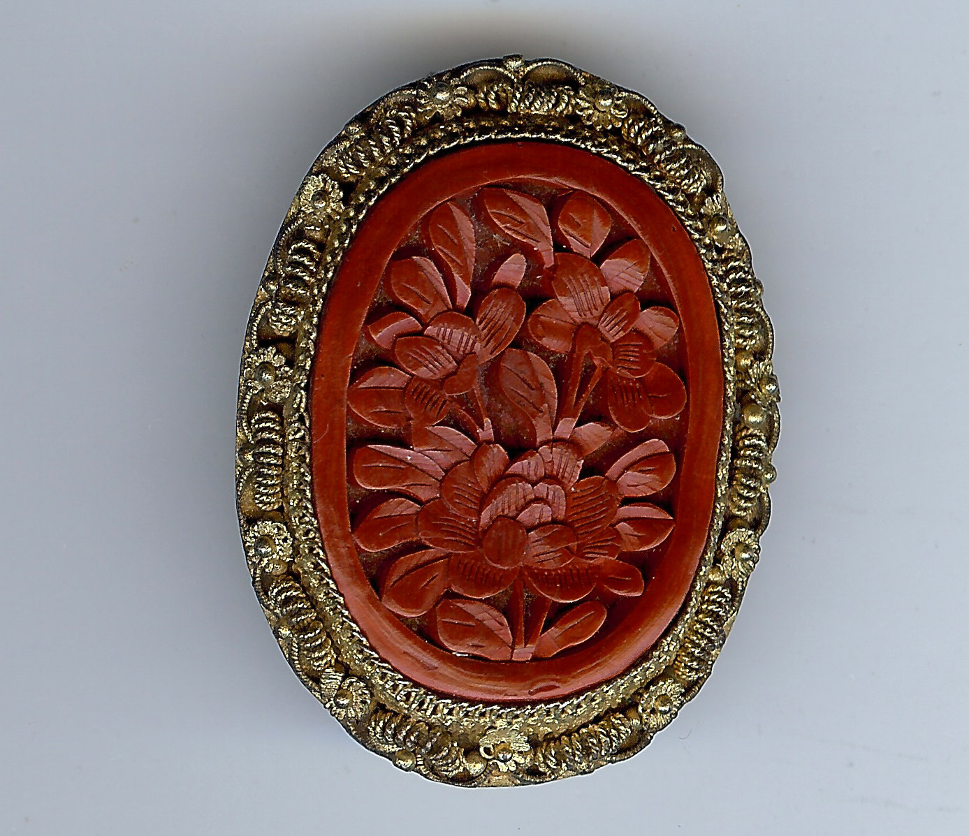Vintage Marked China Messing & Rot Geschnitzte Zinnober Blumen Kleiderclip von VintageLovedOne