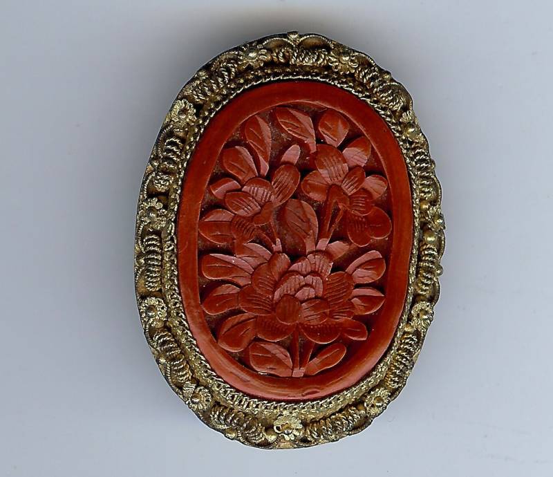 Vintage Marked China Messing & Rot Geschnitzte Zinnober Blumen Kleiderclip von VintageLovedOne