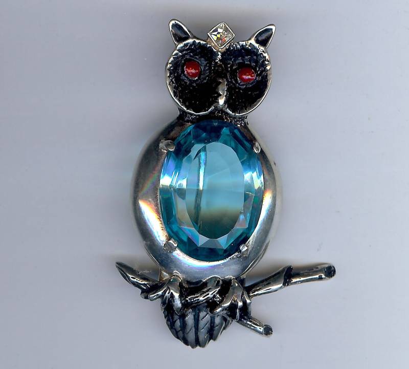 Vintage Sterling Großen Blauen Facettierten Glas Bauch Eule Auf Ast-Brosche von VintageLovedOne