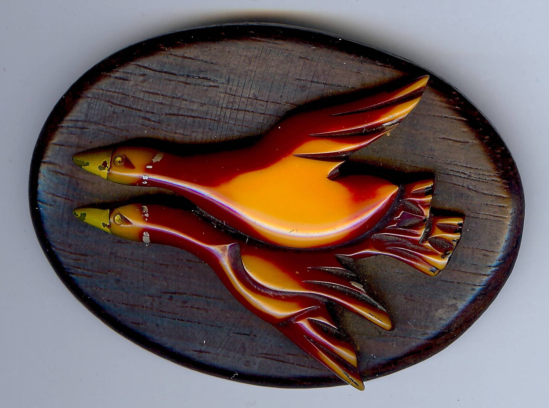 Vintage Überfärbte Bakelit Geschnitzte Fliegende Enten Auf Holz Anstecknadel von VintageLovedOne
